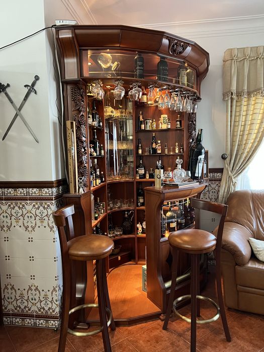 Bar de sala em madeira cerejeira