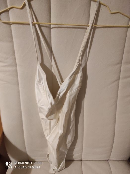 Body białe na cieniutkich ramiaczkach