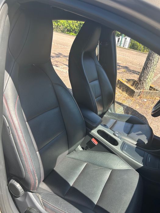 A venda Mercedes A200 com o pack amg line
