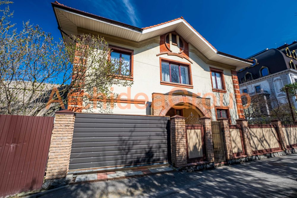 Продаж будинку у самому центрі на Печерську