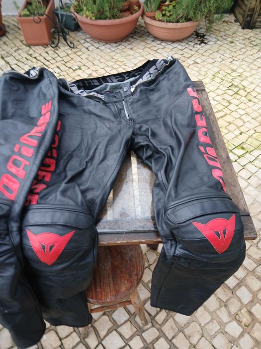 Duas calças Dainese em cabedal