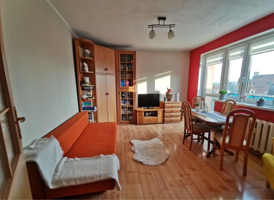 Sprzedam jasne i ustawne mieszkanie 2-pokojowe (45,5 m²) z balkonem w ścisłym centrum miasta!