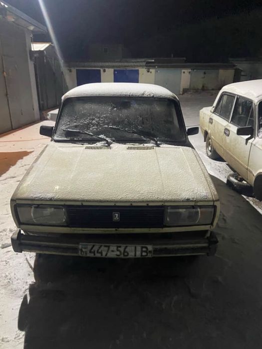 Продам ваз 2105 на бойовому ходу по коробці мотору петань нема по ходовій також кузов видно на фото авто без акумулятора можу продати свій за 2000 тисячі акумулятору тиждень можливий обмін