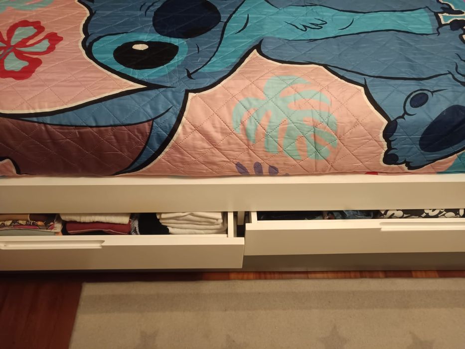 Cama com estrado