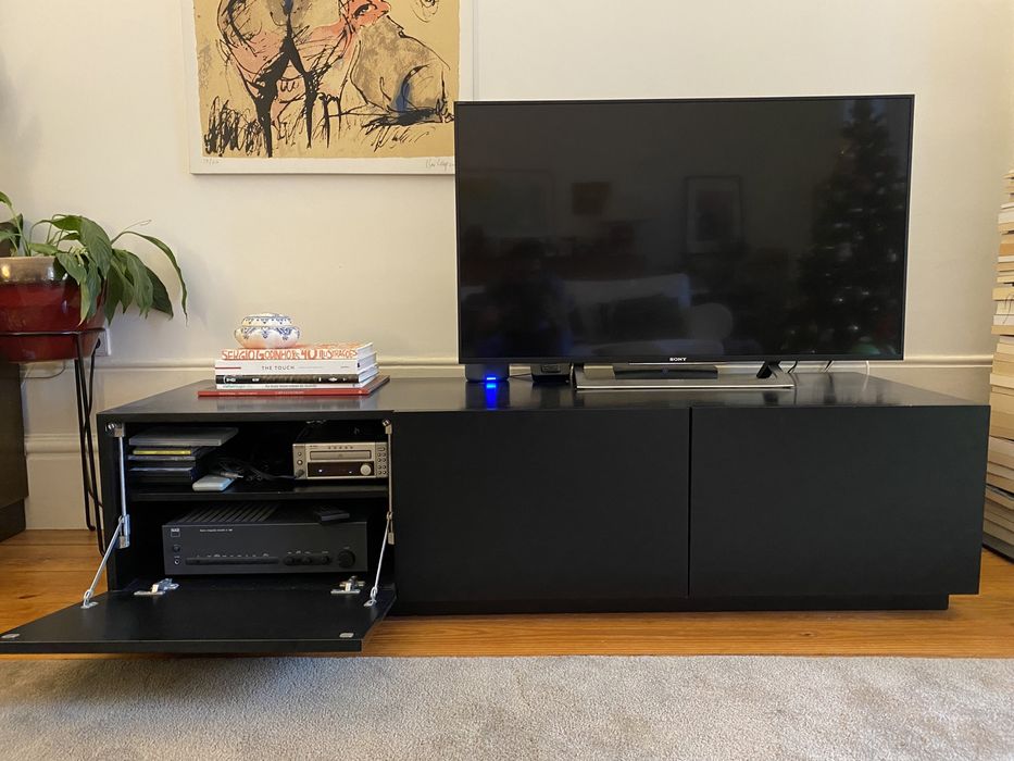 Móvel para TV preto em MDF lacado – design e produção Empatias