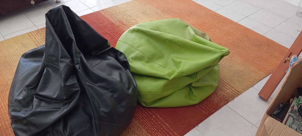 Puff sala formato pera em Napa cor verde e preto