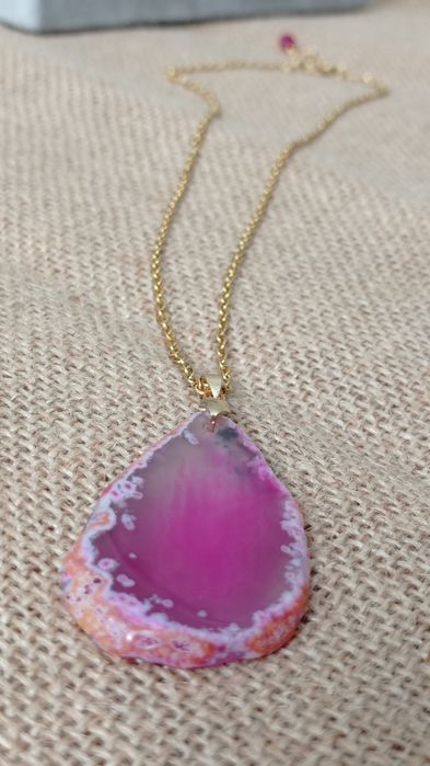 Wisiorek z naturalnym agatem w ciekawym kolorze