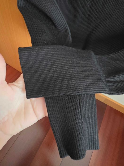 Zara | Camisola preta com detalhes dourados, tamanho S