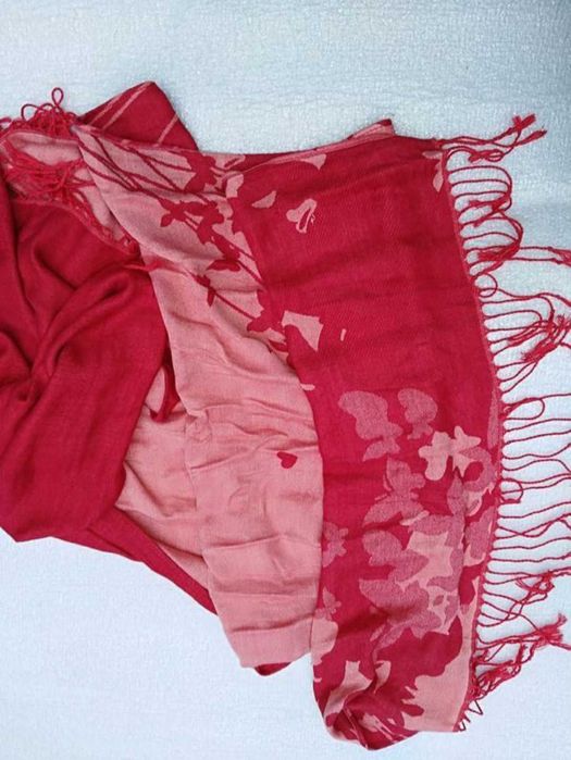 Szalik-szal w dwóch kolorach: czerwony ze wzorem