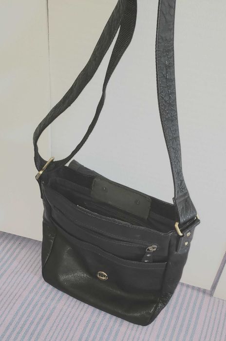 Bolsa de ombro em pele.