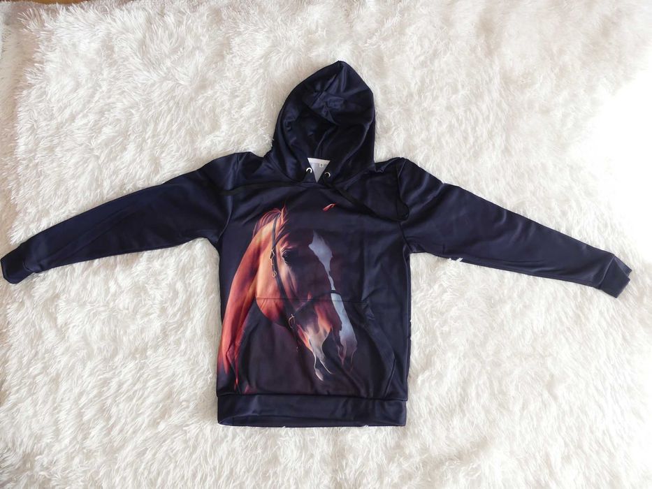 Czarna bluza z koniem