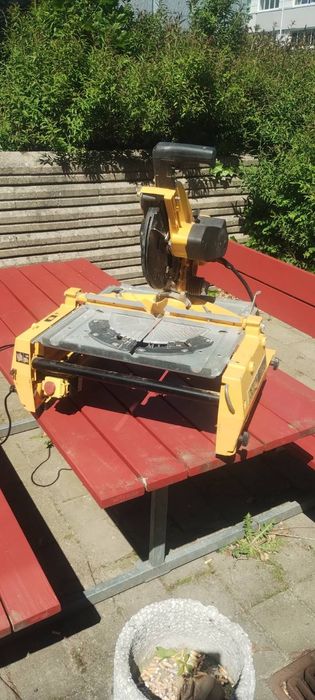 Комбинированная торцовочная пила DeWalt DW743