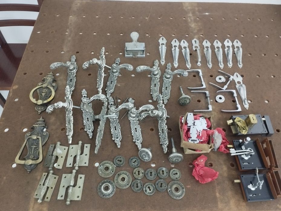 Ferrolhos  de portas , puxadores e maçanetas