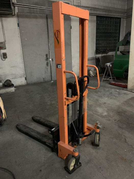 Wózek paletowy  masztowy 2T