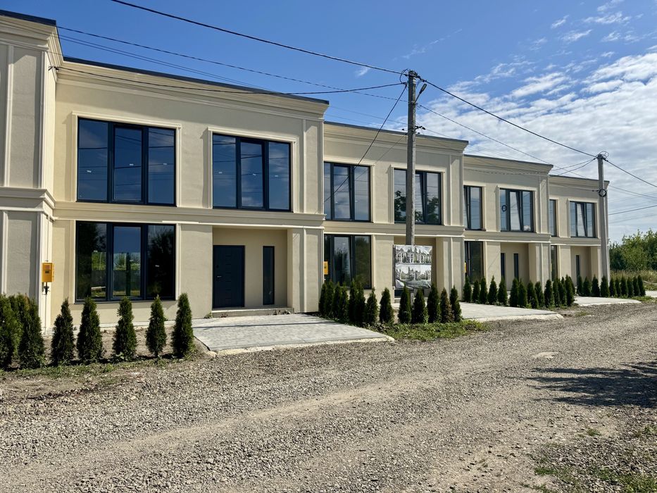 Котедж з власним подвір’ям та заїздом