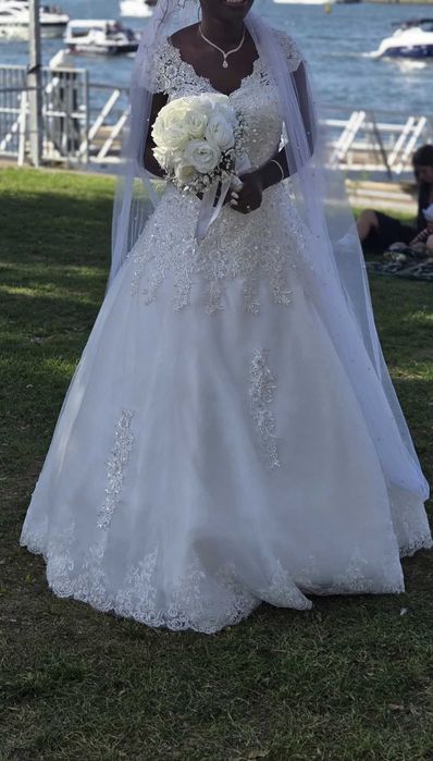 Vestido de Noiva Ajustável (Estilo Corset) + Saiote Incluído – Como Novo