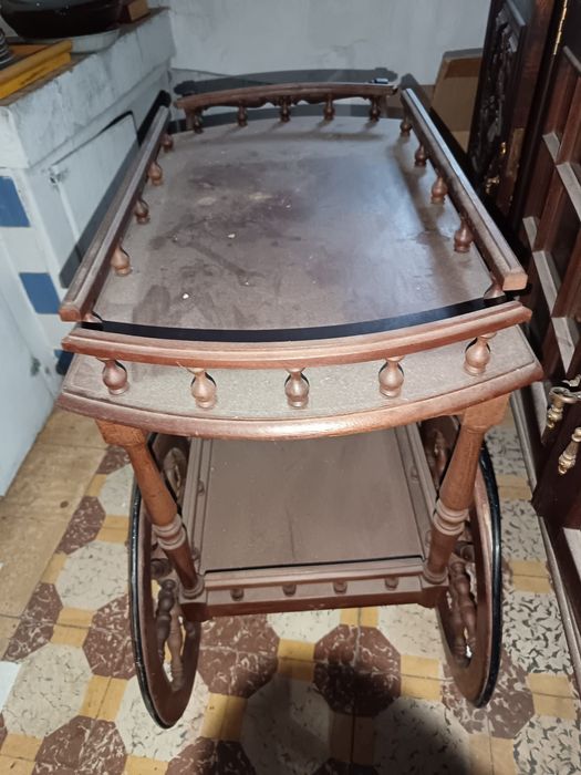 Carrinho de bebidas de madeira antigo