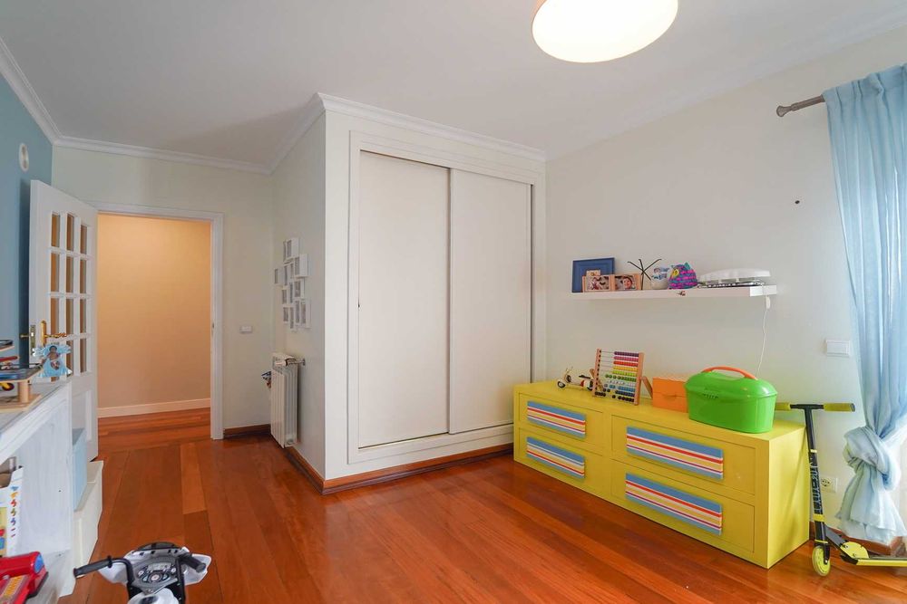 Cama e cómoda para quarto solteiro ou criança