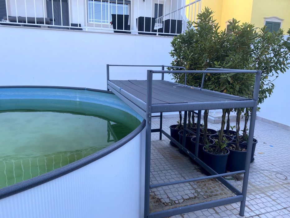 Piscina, abrigo bomba, bomba e plataforma