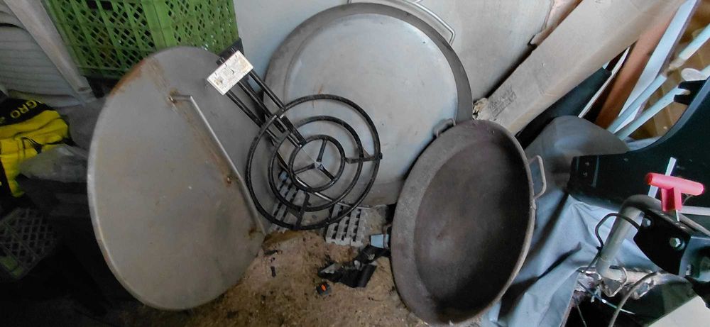 Tachos de Inox e de ferro com tampas e com fogão respetivo.