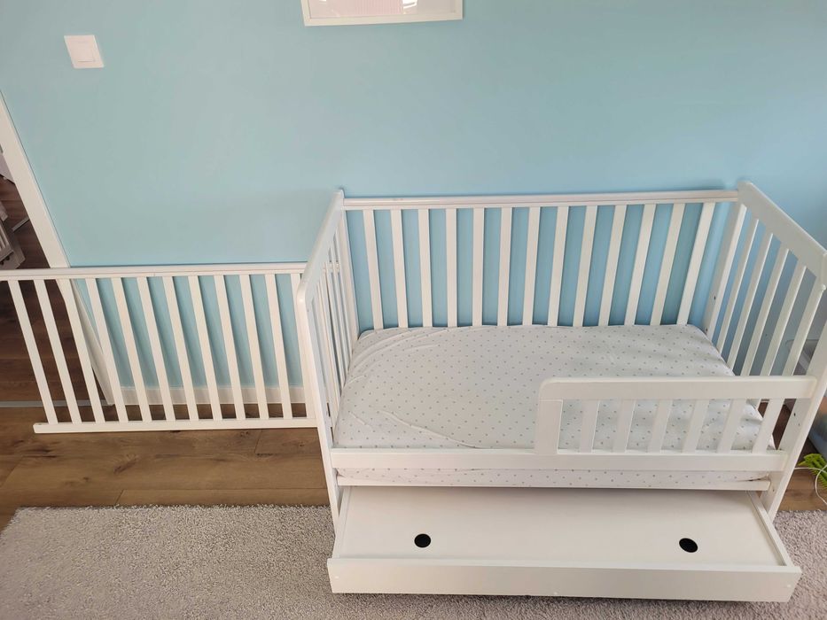 Sprzedam łóżeczko dzieciece z szufladą.