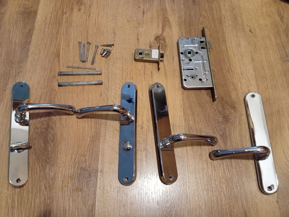 Dwie pary klamek do drzwi łazienka pokój zamek