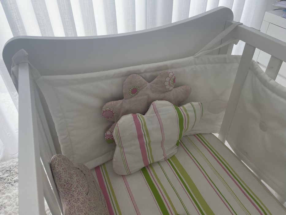 Cama bebé com colchão