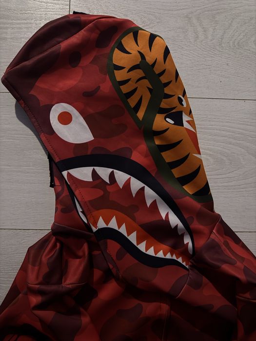 червона кофтина bape