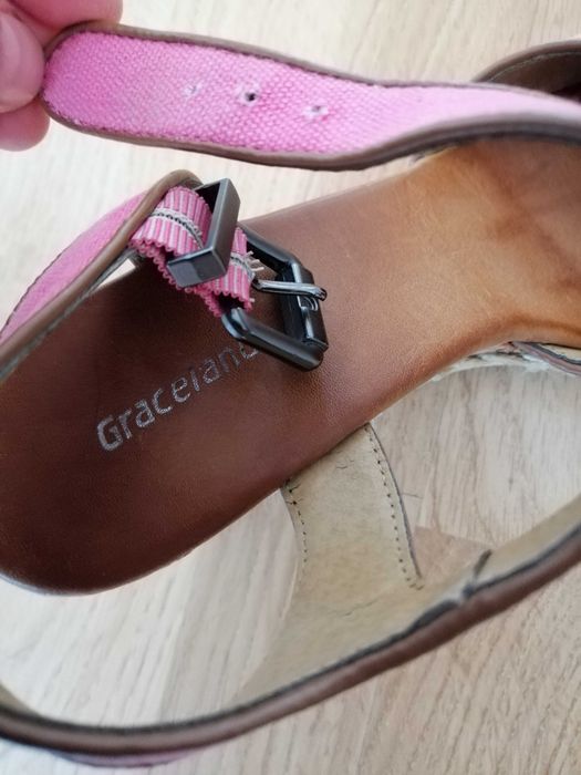 Radosne różowo-pomarańczowe sandały na "korkowym" koturnie ze sznurem