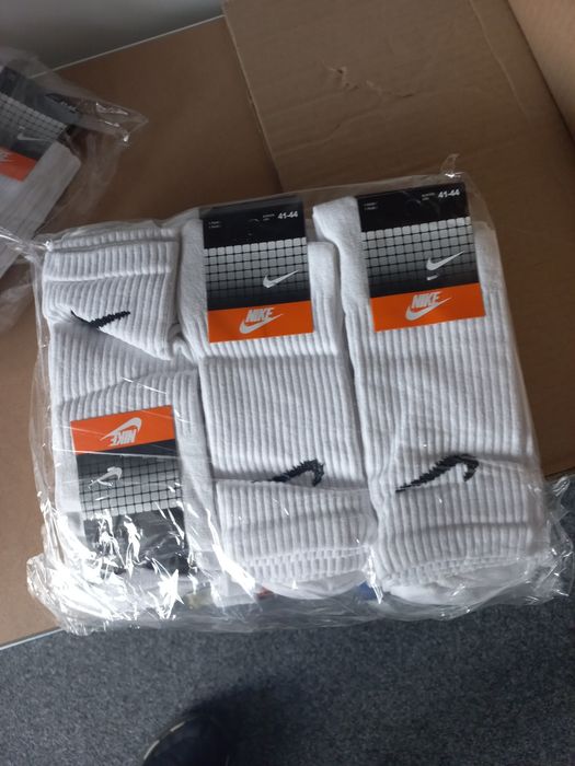 Nike Wysokie Białe Czarne Skarpety 41-44(20 par)