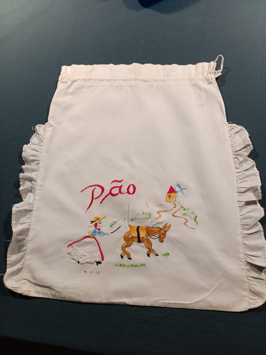 4 sacos de pão com cerca de 70 anos