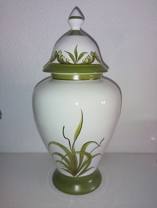 Pote Decorativo e Bule de Chá em Porcelana