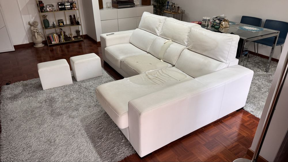 Sofá branco con 3 lugares