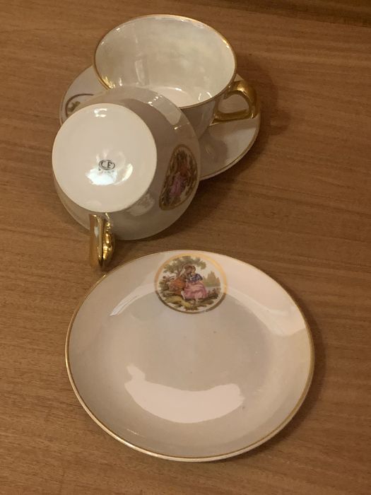 Par de chávenas almoçadeiras em faiança da C.F. Viana