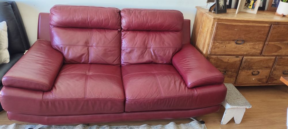 Sofá em pele vermelha
