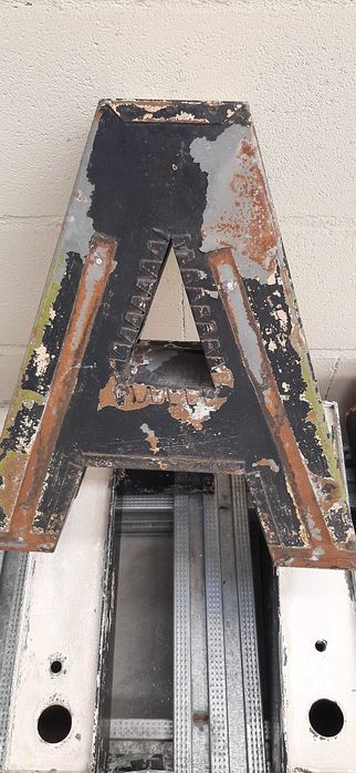 Letras antigas em ferro (Publicidade)