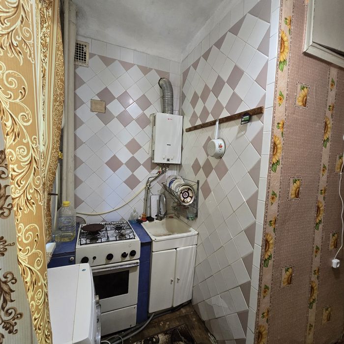 Продаж 2 кімнатна  сталінка Центр сертифікат так
