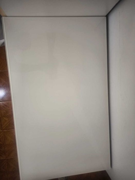 Cómoda MALM branca com três gavetas e tampo de vidro  L80×P49×A79