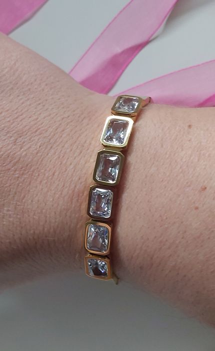 Pulseira/escrava dourada, em aço, com zirconias.