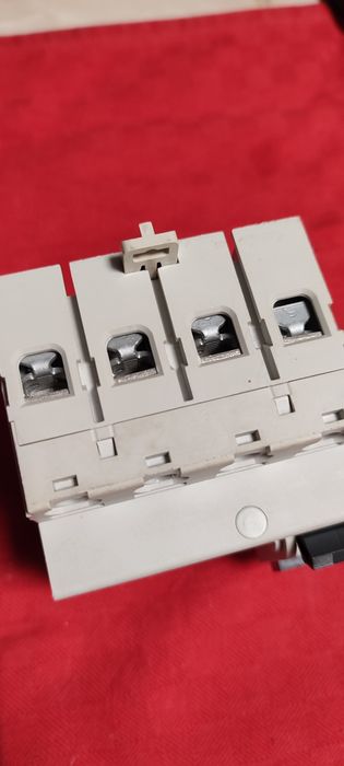 Автоматичний ДІФ автомат 4 полюса