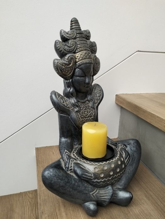 Estatueta pintada á mão