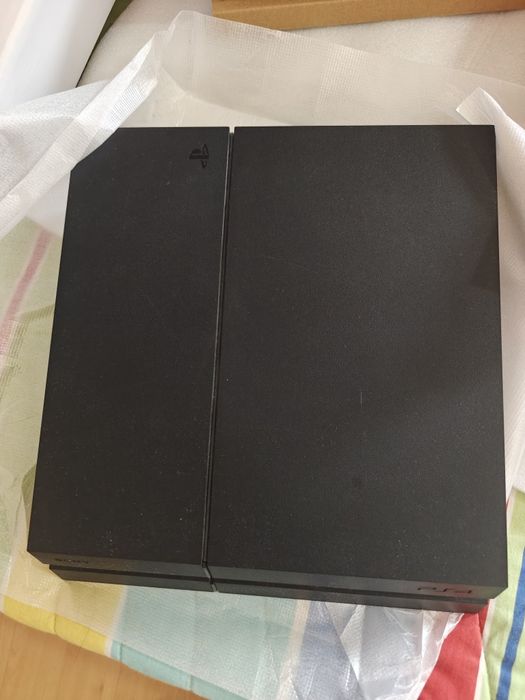 PlayStation 4 (PS4) em muito bom estado com caixa e 2 comandos