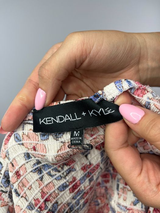 Kolorowa w kwiaty wzorzysta bluzka crop top Kendall + Kylie rozmiar M