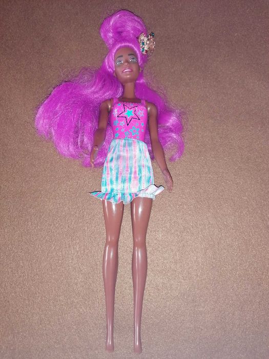 Lalka Barbie murzynka z różowymi włosami.