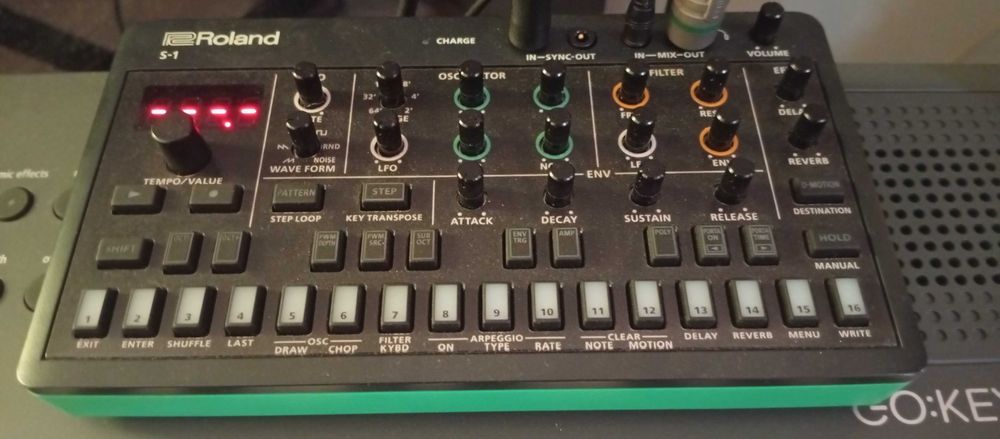 Sintetizador Roland Aira S1 + Roland Aira T8 drum machine