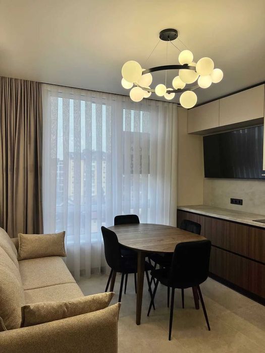 Перша здача! Простора 2-кімнатна квартира біля міського озера