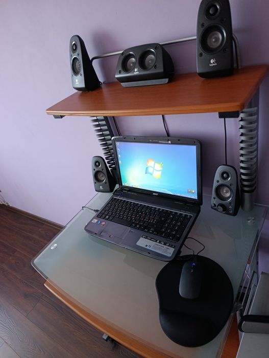 Ноутбук, столик, акустика