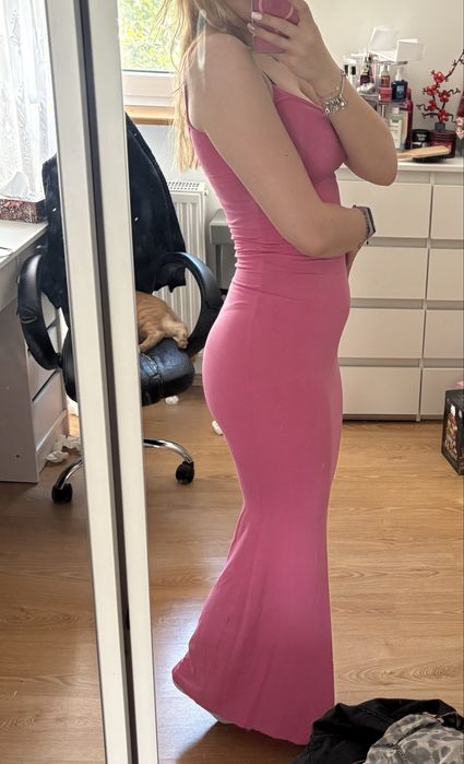 Dopasowana sukienka z noszesztuke
