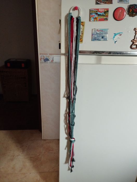 Suporte para plantas em macramé