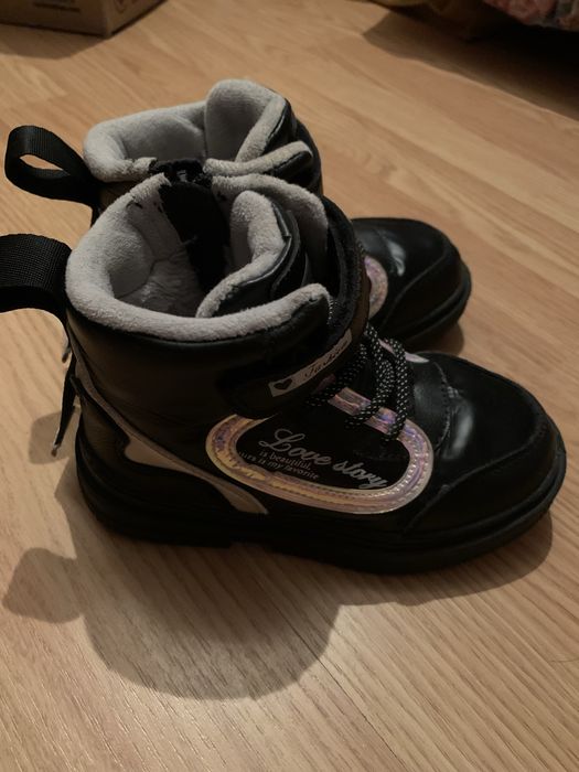 Продам чобітки дівчачі